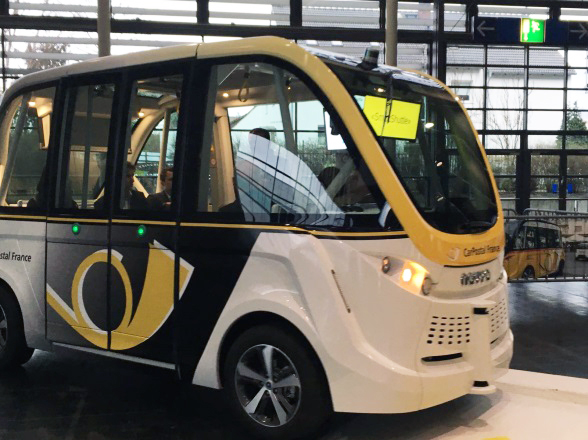 CeBIT 2017: Auch für Fußgänger besteht keine Gefahr. Die selbstfahrenden SmartShuttles halten dank der Kameras und Sensorik vor „Hindernissen“ an.