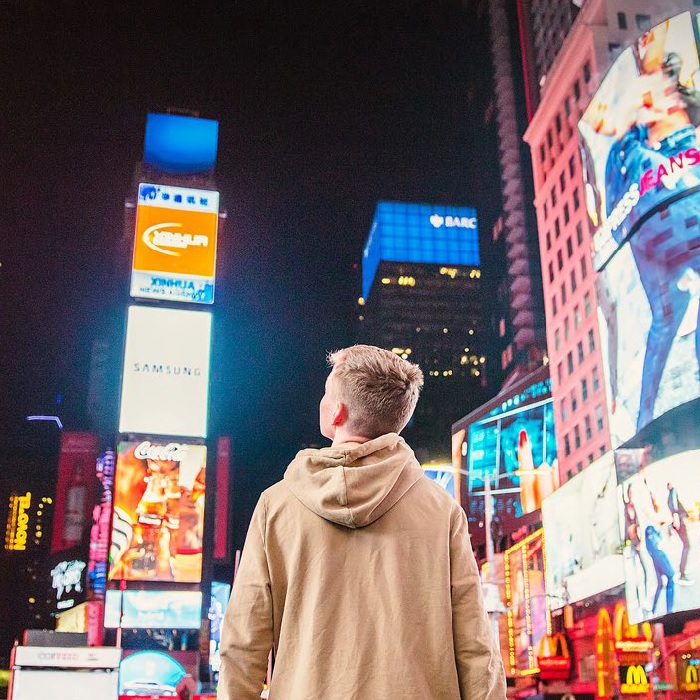 Junger Mann am Times Square
